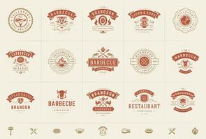 grade e churrasco logotipos conjunto ilustração bife casa ou restaurante cardápio Distintivos com churrasco Comida silhuetas vetor