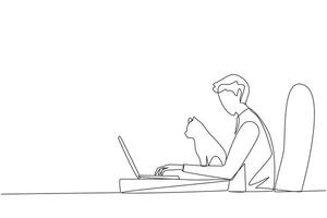contínuo 1 linha desenhando do jovem enérgico homem sentado enquanto digitando em computador portátil computador. abraçando uma gato enquanto fazendo trabalho de casa. feliz homem acariciando gato. solteiro linha desenhar Projeto ilustração vetor