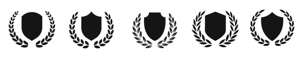 escudo com guirlanda silhuetas. proteção símbolos. escudo ícones. louro guirlanda e escudos. vetor
