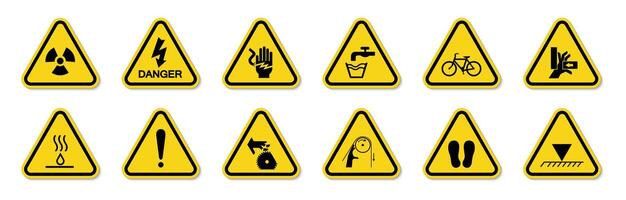 Perigo amarelo triângulo sinais. Atenção placa coleção. alerta plano símbolo definir. vetor