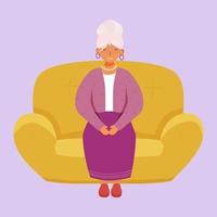 ilustração em vetor plana sorridente mulher sênior. avó alegre de corpo inteiro esperando no sofá. Mulher idosa caucasiana feliz sentada no sofá isolada personagem de desenho animado em fundo violeta