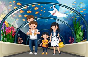 Uma família no aquário do mar