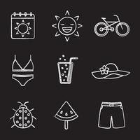 conjunto de ícones de giz de verão. calendário, sol, bicicleta, maiô e chapéu de praia, limonada, joaninha, melancia na vara, calção de banho. ilustrações vetoriais isoladas em quadro-negro vetor
