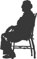 silhueta idosos mulher sentado dentro a cadeira Preto cor só vetor