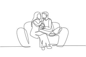 única linha contínua desenho romântico casal árabe sentado relaxado juntos no sofá, mulher alimentando com pipoca para o homem. comemorar aniversário de casamento. ilustração em vetor desenho gráfico de uma linha