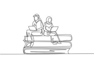 única linha contínua desenho casal árabe com laptop sentado na pilha de livros juntos. freelance, ensino à distância, cursos online, estudos. ilustração em vetor desenho gráfico de uma linha