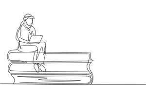 contínua uma linha de desenho árabe masculino estudando com laptop e sentado na pilha de livros grandes. de volta ao campus, estudante inteligente, educação online. ilustração gráfica de vetor de desenho de linha única