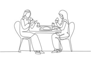 único desenho de linha jovem casal árabe marido e mulher comendo bolo ao redor da mesa. comemorar o aniversário de casamento com um jantar romântico. linha contínua desenhar design gráfico ilustração vetorial vetor
