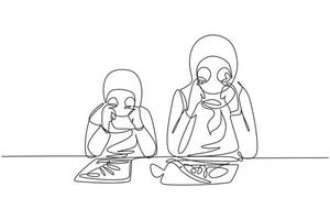 contínua uma linha de desenho de filhinha árabe e sua linda mãe estão segurando fatias de pepino e sorrindo enquanto cozinham na cozinha aconchegante. ilustração gráfica de vetor de desenho de linha única