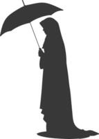 silhueta independente Emirados mulheres vestindo abaya com guarda-chuva Preto cor só vetor