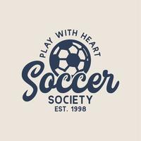 t shirt design brincar com o coração futebol society est 1998 com bola de futebol ilustração vintage vetor