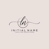 inicial em feminino logotipo coleções modelo. caligrafia logotipo do inicial assinatura, casamento, moda, joalheria, butique, floral e botânico com criativo modelo para qualquer companhia ou negócios. vetor