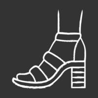 bloco ícone de giz de salto alto. design de calçado elegante de mulher. sapatos casuais femininos, sandálias de verão com vista lateral da tira no tornozelo. acessório de roupa da moda. ilustração vetorial isolado quadro-negro vetor