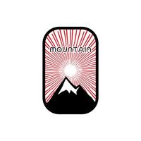 montanha aventura crachá logotipo gráfico ilustração em fundo vetor