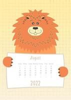 Calendário de agosto de 2022, animal lindo leão segurando uma folha de calendário mensal, estilo infantil desenhado à mão vetor