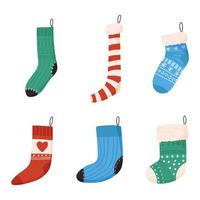 conjunto de meias de Natal bonitos para presentes, ilustração vetorial plana isolada no fundo branco. mão desenhada meias com ornamento de férias de inverno. vetor
