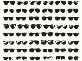 à moda oculos de sol silhueta definir, perfeito para verão Sol proteção. isto elegante conjunto do óculos características vários oculos de sol desenhos, completo com plástico quadros e protetor solar lentes. vetor