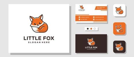 pequena raposa mascote bonito dos desenhos animados ilustração doce design de logotipo com modelo de layout cartão de visita vetor