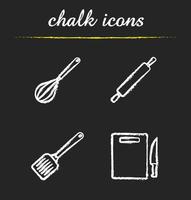 conjunto de ícones de giz de ferramentas de cozinha. instrumentos de cozinha. bata, rolo, espátula e tábua de cortar com faca. ilustrações vetoriais isoladas em quadro-negro vetor
