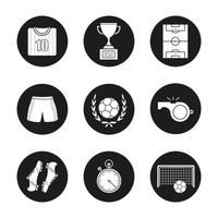 conjunto de ícones de competição de futebol. t-shirt de futebol, calçado e calçado, campo, apito, cronómetro, portão, bola com coroa de louros, taça de ouro do vencedor. Ilustrações vetoriais de silhuetas brancas em círculos pretos vetor