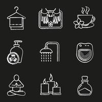 conjunto de ícones de giz de salão de spa. toalhas no cabide, pose de ioga, loção de pepino, chuveiro, xícara de chá de ervas, velas, garrafa de sal, banho de salão de spa. ilustrações vetoriais isoladas em quadro-negro vetor