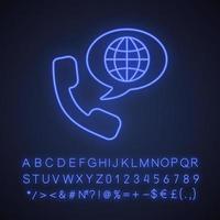 ícone de luz de néon de chamada de telefone internacional. aparelho com globo dentro da bolha do discurso. sinal brilhante com alfabeto, números e símbolos. ilustração isolada do vetor