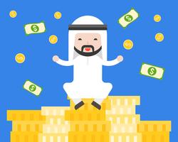 Empresário árabe bonito sentado na pilha de moedas de ouro, rico em situação de negócios