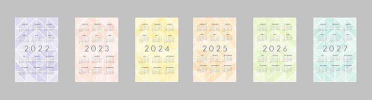 2022 2023 2024 2025 2026 2027 coleção de calendário com fundo abstrato de triângulos translúcidos multicoloridos. design de calendário para impressão e digital. semana começa no domingo vetor