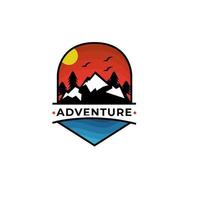 aventura design de logotipo vintage com pôr do sol na montanha vetor
