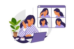 garota em casa ou no escritório em uma mesa com um laptop. comunicação com a equipe via vídeo online, reunião urgente, trabalho remoto, freelance. ilustração em vetor plana.