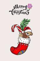 Feliz Natal mão desenhada cartão. ursinho de pelúcia, galhos de pinheiro e doces em uma meia de Natal. vetor