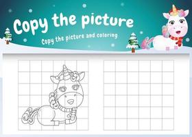 copie o jogo de imagem para crianças e a página para colorir com um unicórnio fofo usando fantasia de natal vetor