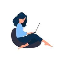 a garota se senta em um pufe e trabalha em um laptop. uma mulher com um laptop está sentada em um grande pufe. isolado. vetor. vetor