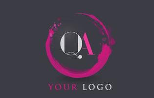 conceito de pincel de respingo roxo circular de logotipo de carta qa. vetor