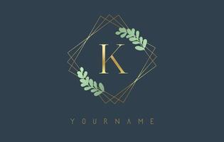 logotipo dourado da letra k com molduras quadradas douradas e design de folha verde. ilustração em vetor criativo com a letra k.