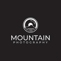 lente e vetor de logotipo de montanha para design de fotógrafo de fotografia de natureza e aventura ao ar livre