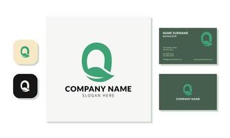 o design do logotipo da letra q com uma combinação de folhas é limpo e simples, moderno. cartão de visita minimalista definido para fins de identidade. vetor
