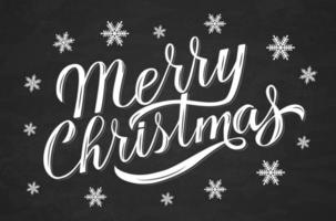 Feliz Natal letras de caligrafia desenhada à mão, rodeadas por flocos de neve no quadro-negro. ilustração do vetor de feriados.