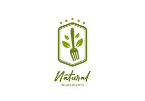 Emblema do logotipo de ingredientes naturais, logotipo de alimentos frescos e orgânicos com garfo e folha verde vetor