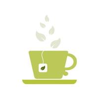 xícara verde e ícone plano em forma de pires. uma caneca com um saquinho de chá e uma folha verde. uma xícara de chá verde cozido no vapor. chá de ervas. vetor