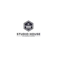 logotipo da casa do estúdio com piano mesclado com a casa vetor