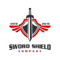 design do logotipo do escudo da espada de guerra vetor