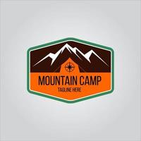 logotipo de aventura e acampamento em floresta de montanha vetor