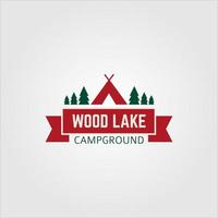 logotipo de acampamento do vetor. acampar nas montanhas e na natureza da floresta