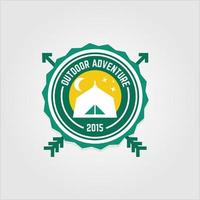 logotipo da aventura do vetor. experiência de sobreviver ao ar livre, nas montanhas e na selva vetor