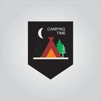 logotipo de aventura e acampamento em floresta de montanha vetor