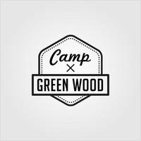 logotipo de acampamento ao ar livre. caminhadas em montanhas e florestas