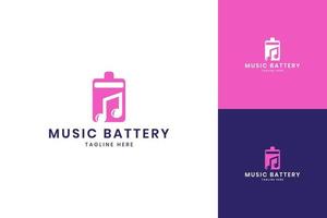 design do logotipo do espaço negativo da bateria da música vetor