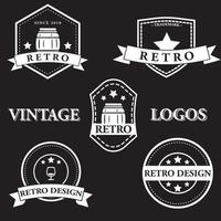 conjunto de insígnias ou logotipos vintage retrô. elementos de desenho vetorial, sinais de negócios, logotipos, identidade, etiquetas, emblemas e objetos. vetor