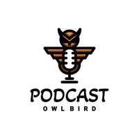 podcast de microfone de combinação com pássaro de coruja, em fundo branco, vetor de logotipo de design editável